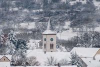 Die Kirche bleibt auch im Winter im Dorf