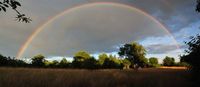 Regenbogen &uuml;ber Streuobstwiesen